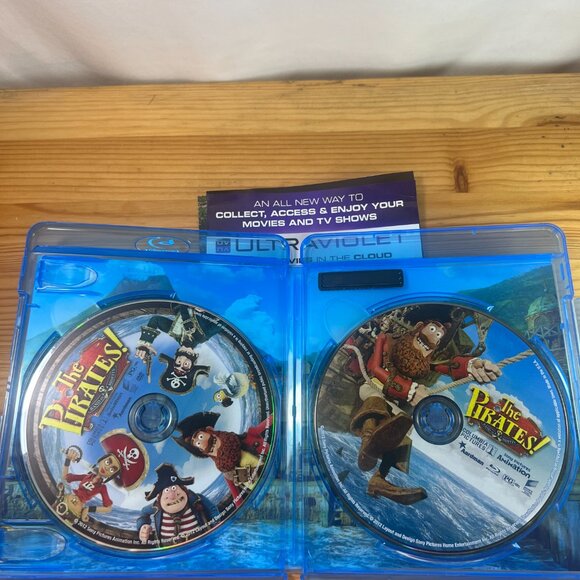 The Pirates! Band of Misfits (Two-Disc Blu-ray/DVD, +Digital Code) Used Good $10 - Picture 2 of 3